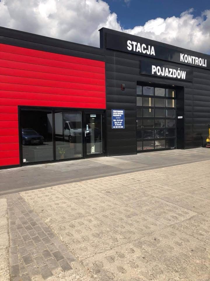 Budynek stacji Car Expert 24 przy ulicy Starogardzkiej 16 w Straszynie widziany od strony drogi