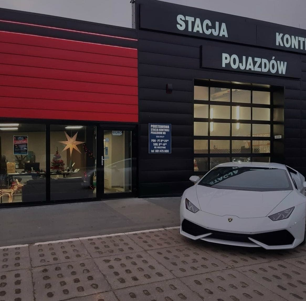 Stacja Car Expert 24 w Straszynie z parkingiem przed budynkiem