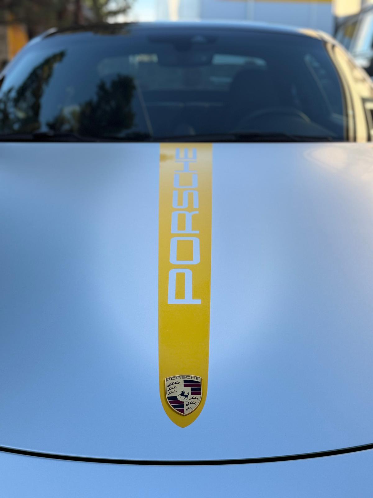 Porsche 911 Carrera 4S - Żółty pas na masce