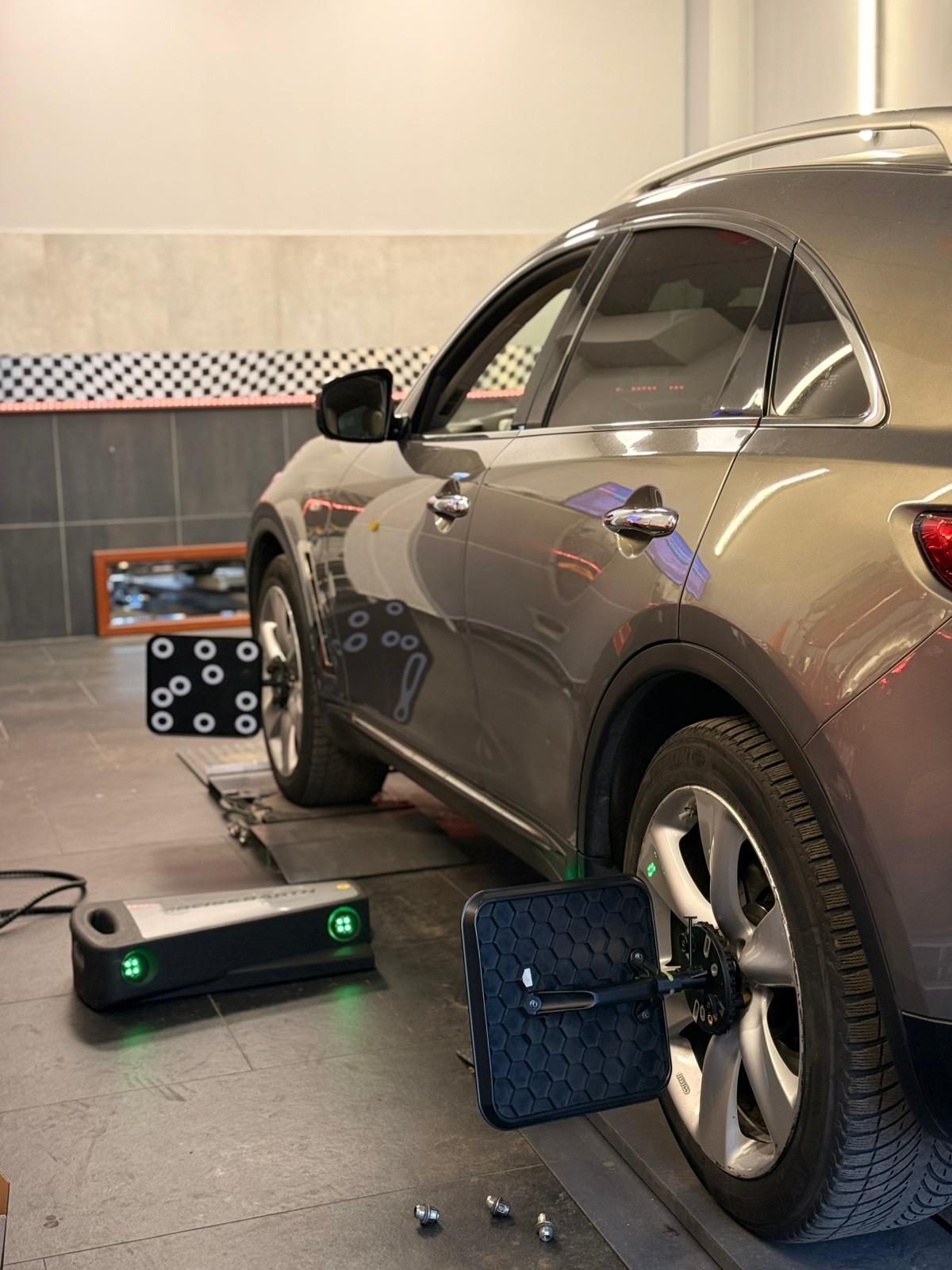 Profesjonalny system geometrii kół BEISSBARTH KDS 3D - samochód na stanowisku pomiarowym